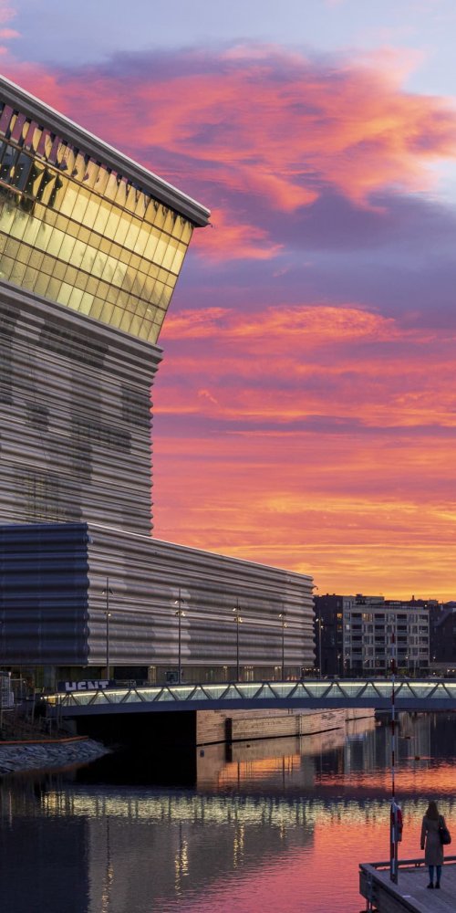 Tram passing through Oslo neighbourhood