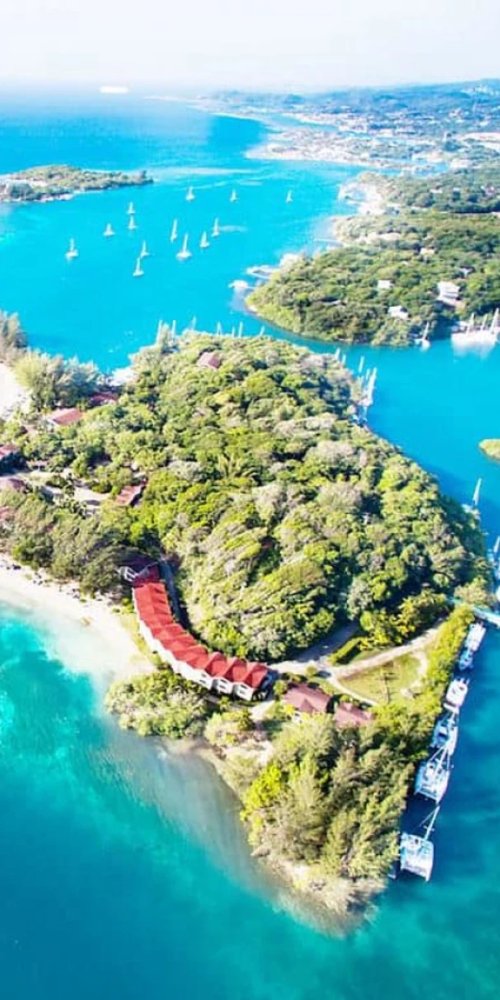 Street scene transportation in Roatán